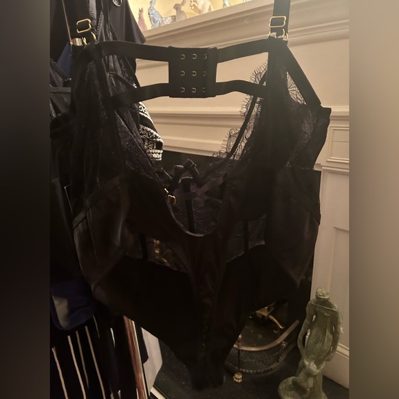 Unlined shelf teddy with lace detail - Picture 3 of 3